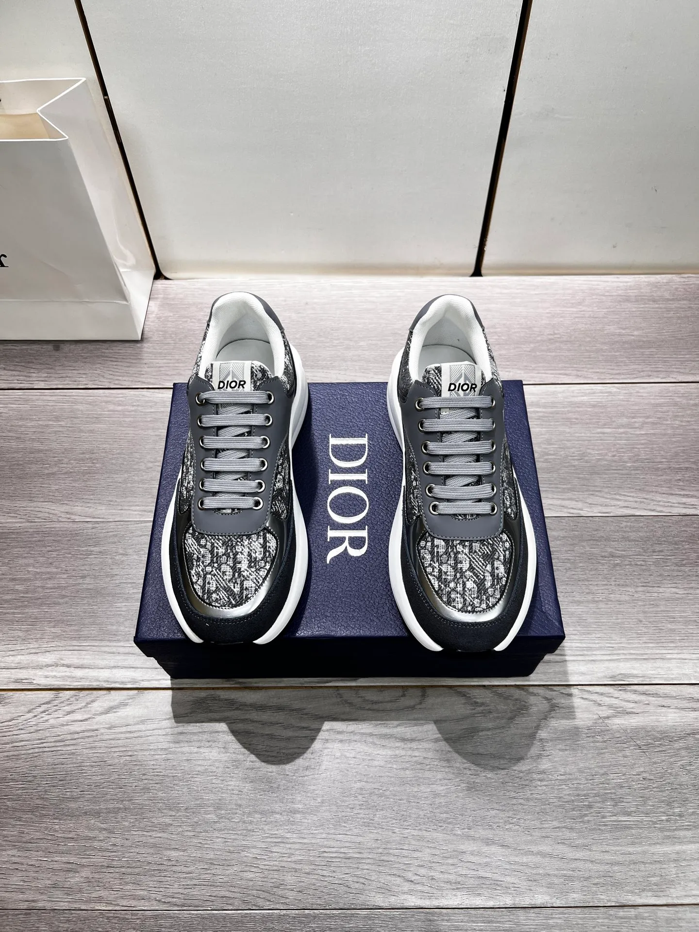Factory price: 440💰Dior official website new style🎁🎁fashionable casual men's shoes👟, popular style💥simple and elegant version, exclusive for trendy men. Unique official website latest brand elements 👑original decoration, fashionable and generous, imported first-layer cowhide with original fabric✅breathable mesh lining, official website designated wear-resistant casual outsole, counter classic model taken in kind🎬Four colors available, code 38-44. Can be customized 45 non-returnable